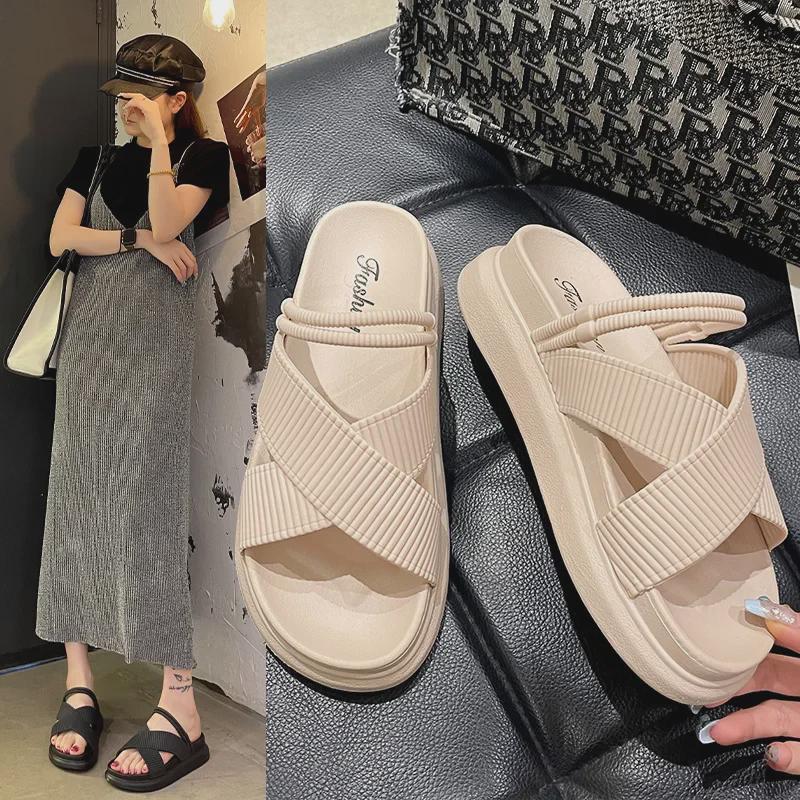 Chinelos de Plataforma de Verão Femininos - Sandálias Rasteiras Casuais Elegantes com Solas Grossas e Design Floral Elegante.