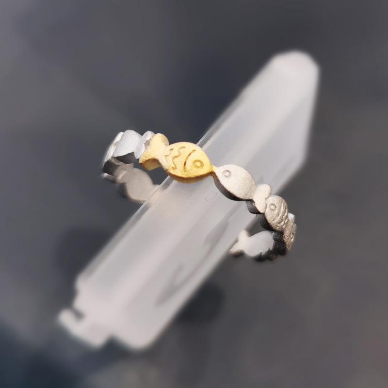 

Ювелирные изделия, Креативное двухцветное кольцо с маленькой рыбкой, Вдохновляющее кольцо с плывущей вверх золотой рыбкой adjustable opening