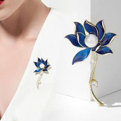 Broche met strasssteentjes en imitatieparels, fijn afgewerkt, blauwe bloemvorm, damesbroche, kostuumaccessoire