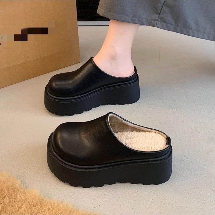 Persoana mică mărește înălțimea capului genții și a papucilor jumătate, și poartă noii papuci Birkenstocks termici din catifea cu talpă groasă toamna.