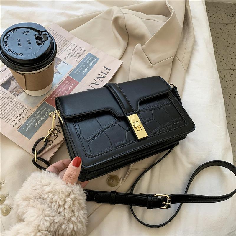 

Осень и зима новая маленькая сумка женская сумка 2024 новая модная корейская версия модной каменной модели с одним плечом и перекрестным ручным ношением маленькая квадратная сумка чёрный