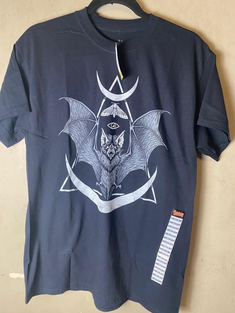 

Occult Bat Threadless Spencer s Black Graphic Tee SZ M-NWT Unisex T-Shirt XXL
