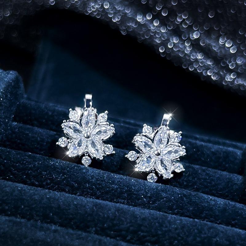 Hot Sale Four Seasons New Korean Edition Flower Design Ear Clips Exquisite Hot Sale