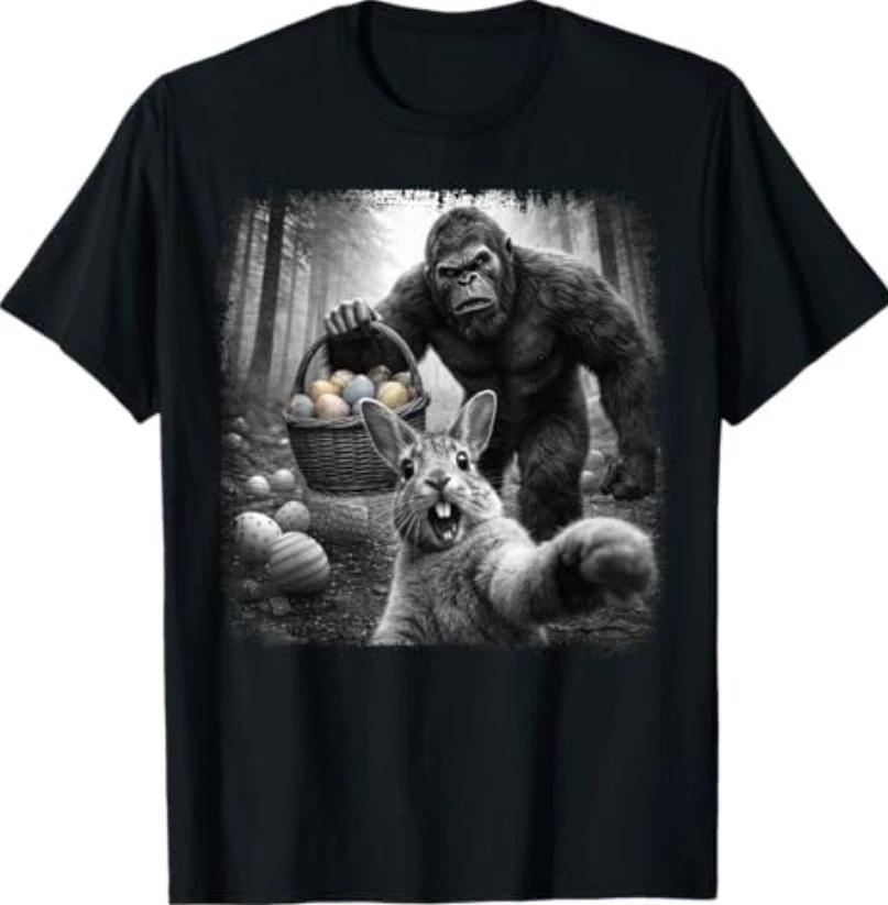 Смешная футболка для мужчин на Пасху: Заяц делает селфи с Бигфутом и пасхальными яйцами S