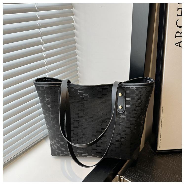 Premium sense portable large-capacity bag 2025 spring and summer women's bag fashion commuter shoulder bag summer popular tote bag