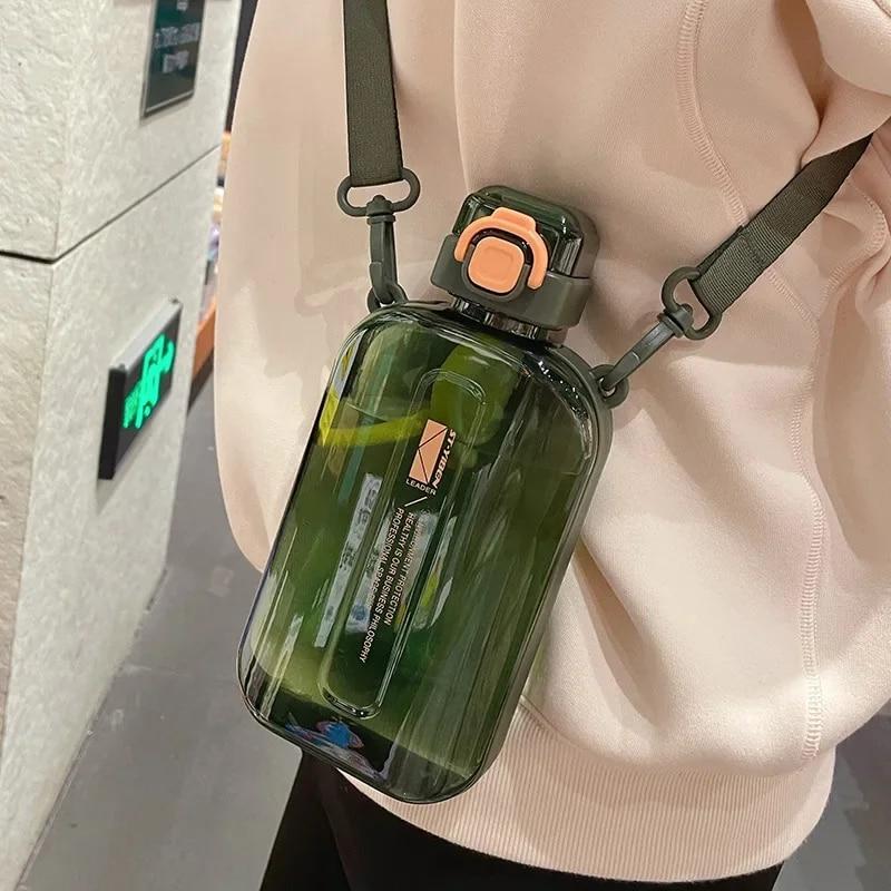 Flache, quadratische, transparente Wasserflasche, tragbare Reise-Kantine mit verstellbarem Riemen, elegante, schlanke Flasche für Sport, Camping