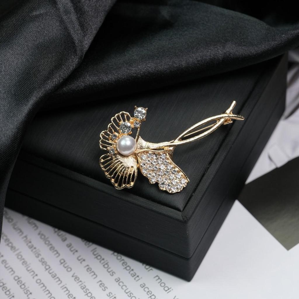 Elegant Versatile Light Luxury Corsage Brooch with Niche Design - Anti-Exposure Pin