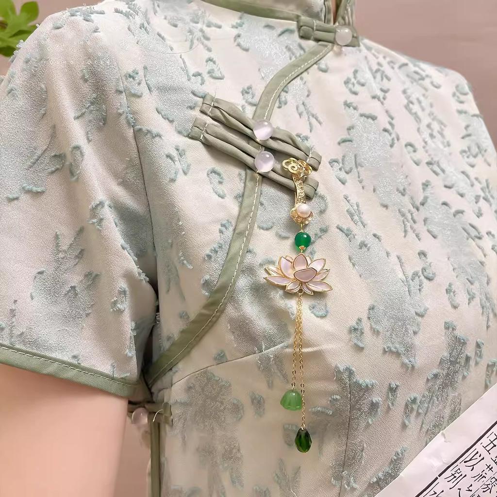 Chinese-style Lotus Blossoms At Every Step, Mother-of-pearl Lotus Flower Cheongsam with A Pressed Lapel, Ancient-style Pendant Brooch