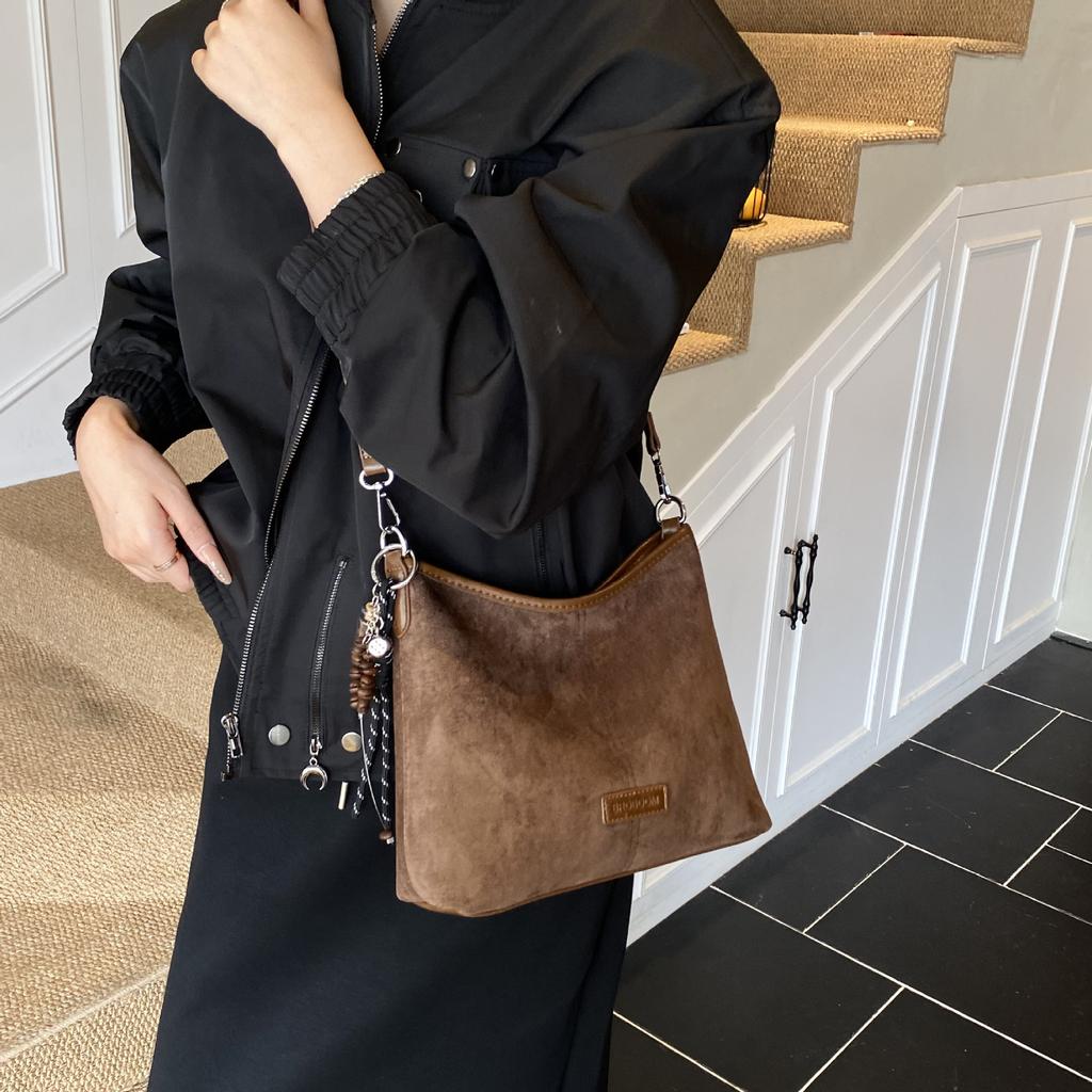 Trendige und vielseitige Ein-Schulter-Tasche, Pendler-Bucket-Bag mit großem Fassungsvermögen