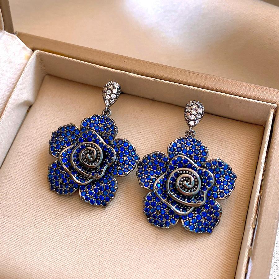 

European and American medieval zircon flower earrings light luxury studs earrings heavy industry personalized earrings