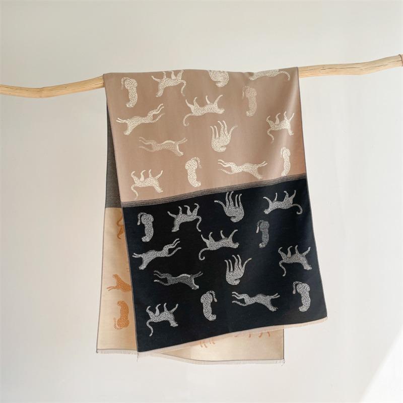 

Autumn and winter new gradual change color leopard scarf thickened imitation cashmere shawl niche cartoon student couple warm scarf 185X65cm