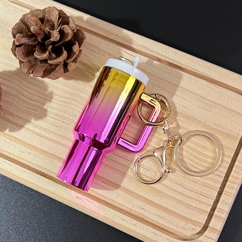 Llavero Copa Rey Hielo: Colgante Stanley versátil para pintalabios o para colgar en la mochila