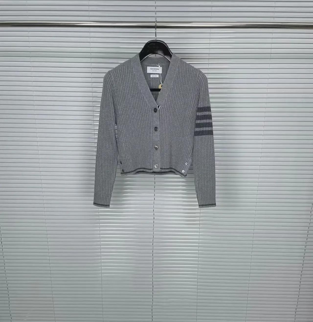 

Кардиган из шерсти с узором «Белый олень» — повседневный и универсальный на осень/зиму Large серый