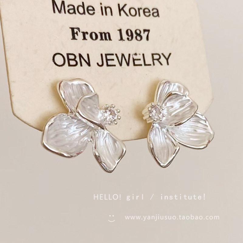 2025 Spring/Summer Floral Pearl Stud Earrings - Elegant Women's Light Luxury Edition