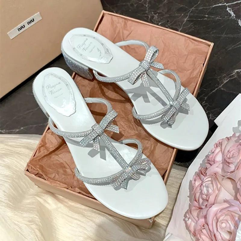 Модные роскошные блестящие босоножки со стразами для женщин, летние шлепанцы на толстом каблуке для девочек, розовые милые тапочки с бантом, шлепанцы 35 серебряный