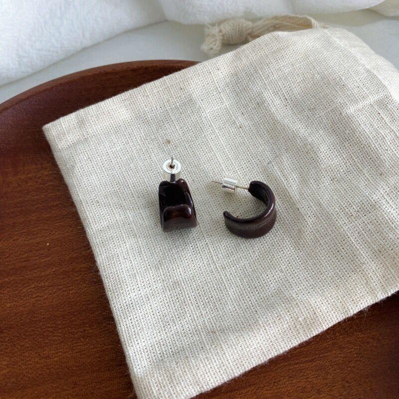 

Серьги-гвоздики цвета конфетной эмали в форме буквы С для женщин, осенне-зимние, легкие, роскошные, нишевый дизайн, небольшие, свежие, простые, универсальные, серебряные серьги-иглы коричневый