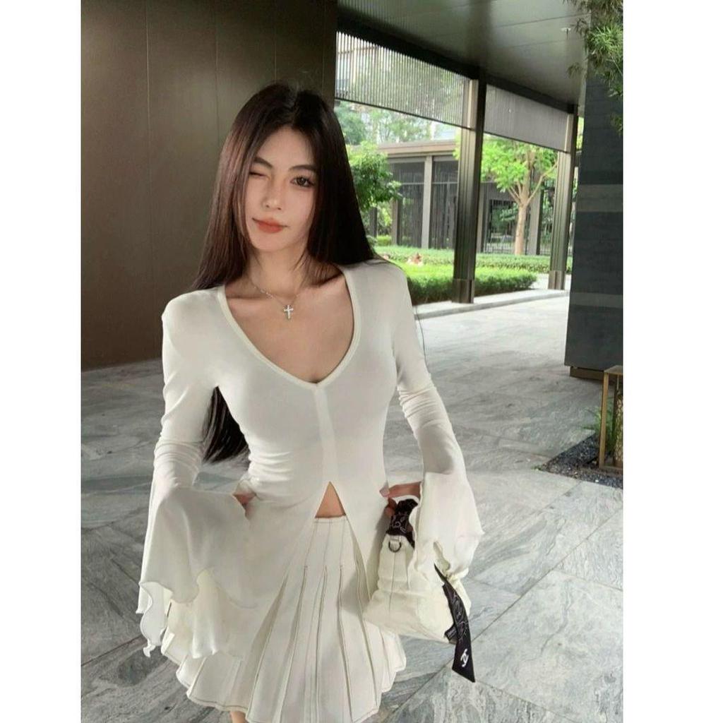 American Retro V-neck Flare Sleeve Spicy Girl T-shirt - Women's Autumn Slimming Black Long Sleeve Top.