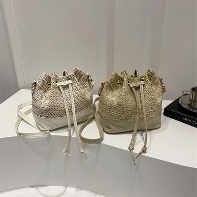 Trendige Strohwebtasche Neue einfache Umhängetasche Crossbody-Tasche Strohweb-Eimerbeutel mit Kordelzug und großem Fassungsvermögen