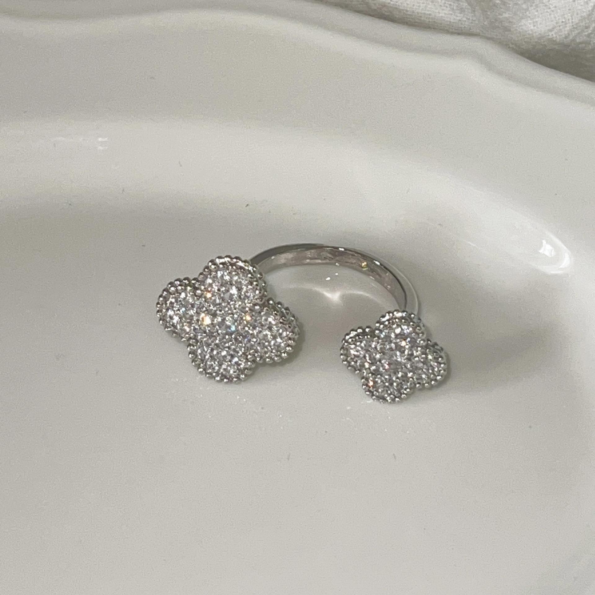 

Four-Leaf Clover Ring for Women: Subtle Luxury, High-End Quality, Fade-Resistant, Simple and Versatile Finger Ring Adjustable opening