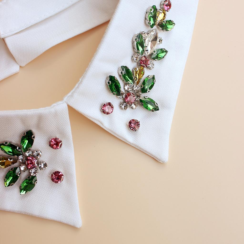 1 piece of luxurious fake collar with beaded and rhinestone embellishments. It is a detachable, shiny fake collar designed with