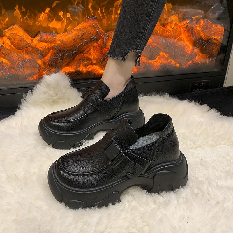 

2025 autumn new Doudou shoes women s casual versatile leather shoes breathable hollow versatile soft sole lazy shoes women s shoes 40 чёрный