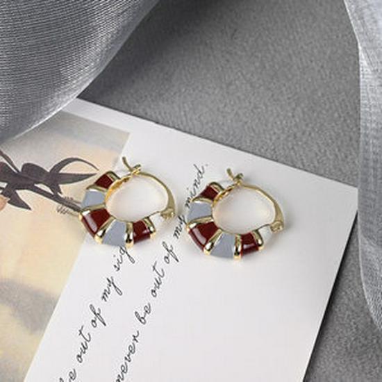 

Ретро французские красные и белые эмалевые каффы: Новые геометрические серьги с капельной глазурью в стиле легкой роскоши.