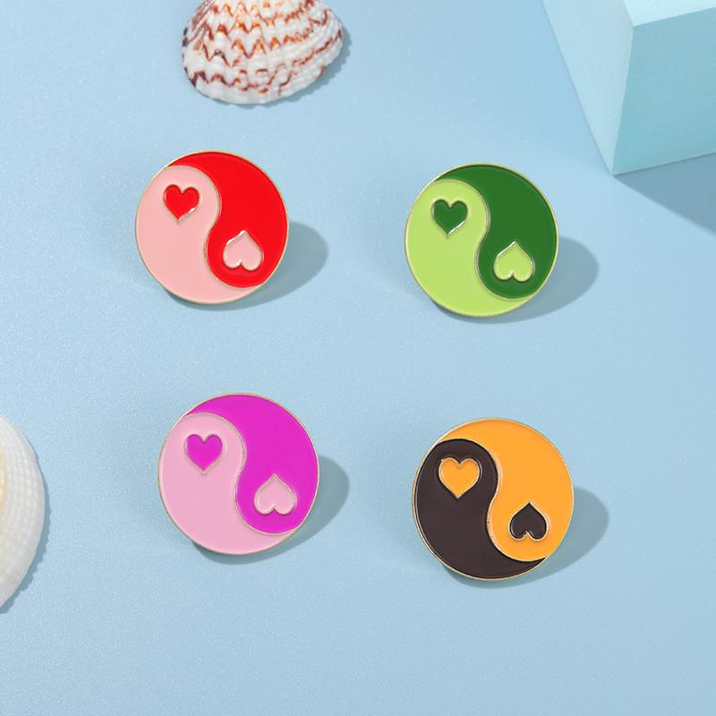 Unique Heart Shaped Alloy Brooch Stylish Fashionable Enamel Badge For Unisex Wear