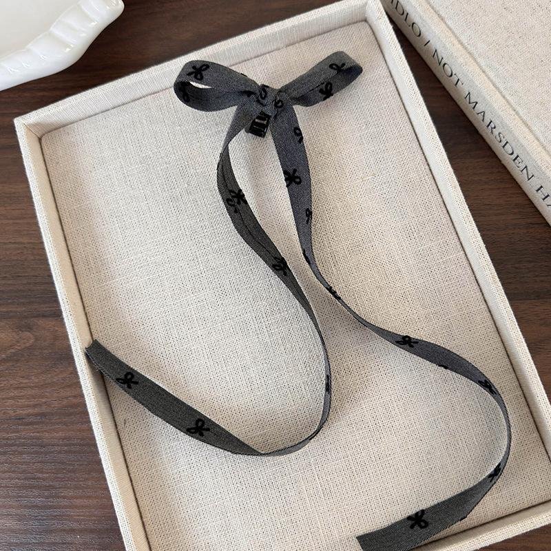 

Головний убір у стилі балерини доповнює сірий бантик рожевий