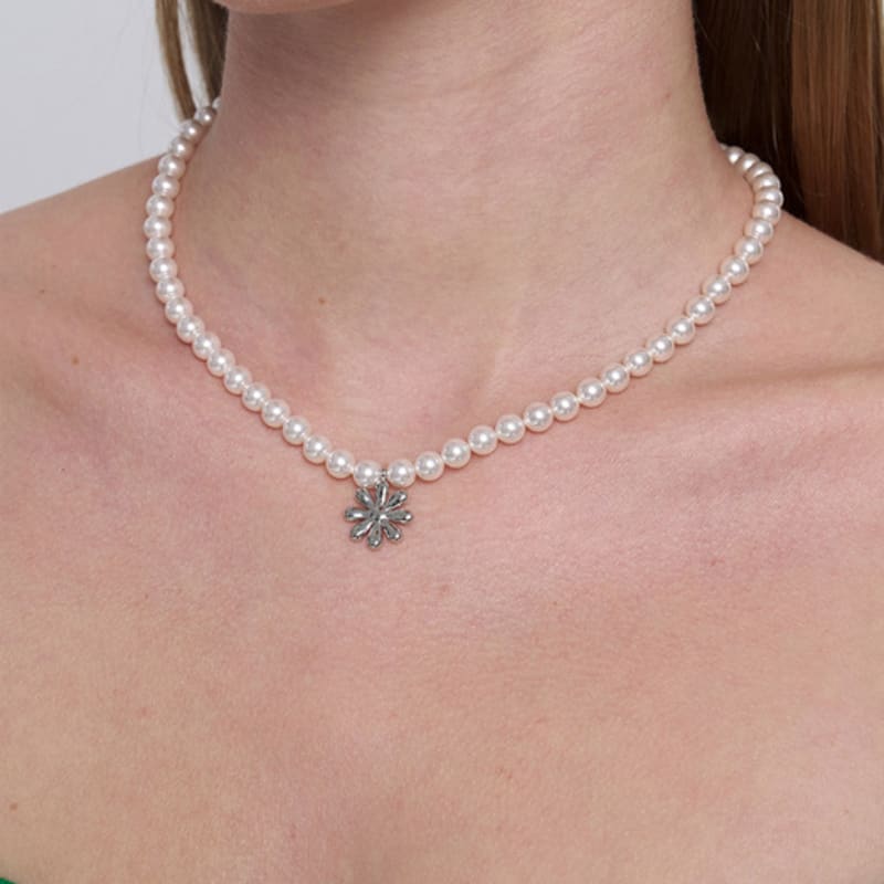 

MONDAY EDITION Daisy and Pearl Necklace 6mm one