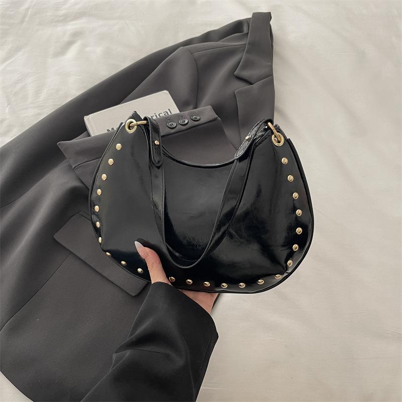 

Niche Design Women s Bag 2026 Newest Model High-end Studded Rivet-decorated Shoulder Bag With Magnetic чёрный