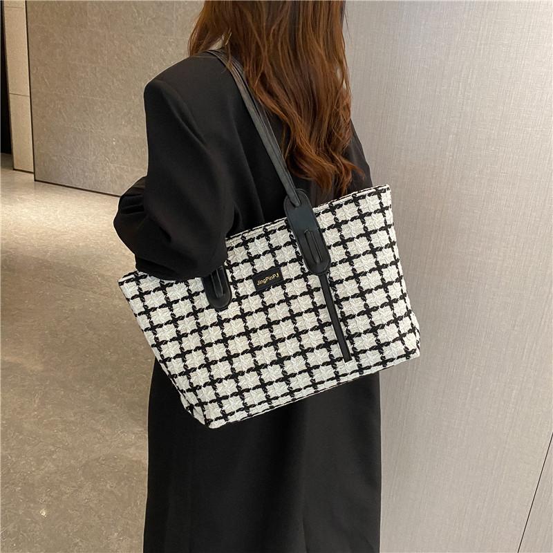 Large capacity bag 2025 new plaid bag women's bag fashionable and simple shoulder bag retro casual portable tote bag