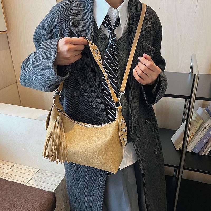 Commuter Underarm Bag Women's 2025 New Retro Matte Shoulder Bag Fringed Rivet Handbag Messenger Bag