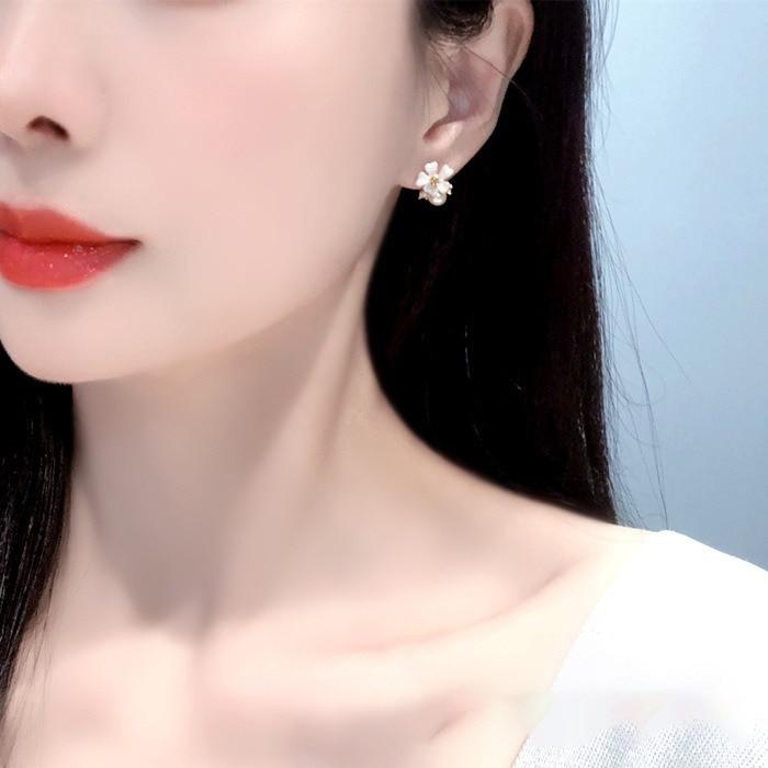 Clover Alloy Pearl Earrings for Women, Elegant Round Shiny Gold Tone Pearl Stud Earrings, Fashion Simple Ear Jewelry