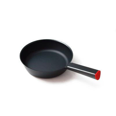 Latający Spodek Oryginalna patelnia żeliwna, która ułatwia smażenie i duszenie Wyprodukowano w Japonii Kompatybilna z indukcją 20 cm
