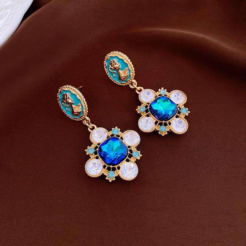 

Vintage Silver Flower Diamond Oval Earrings - Retro Luxury Studs for Women