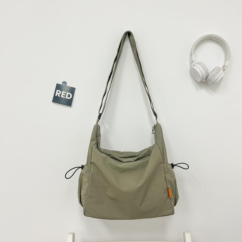 

Large capacity simple tooling wind messenger bag women s solid color lightweight tote bag summer sports shoulder bag зелений