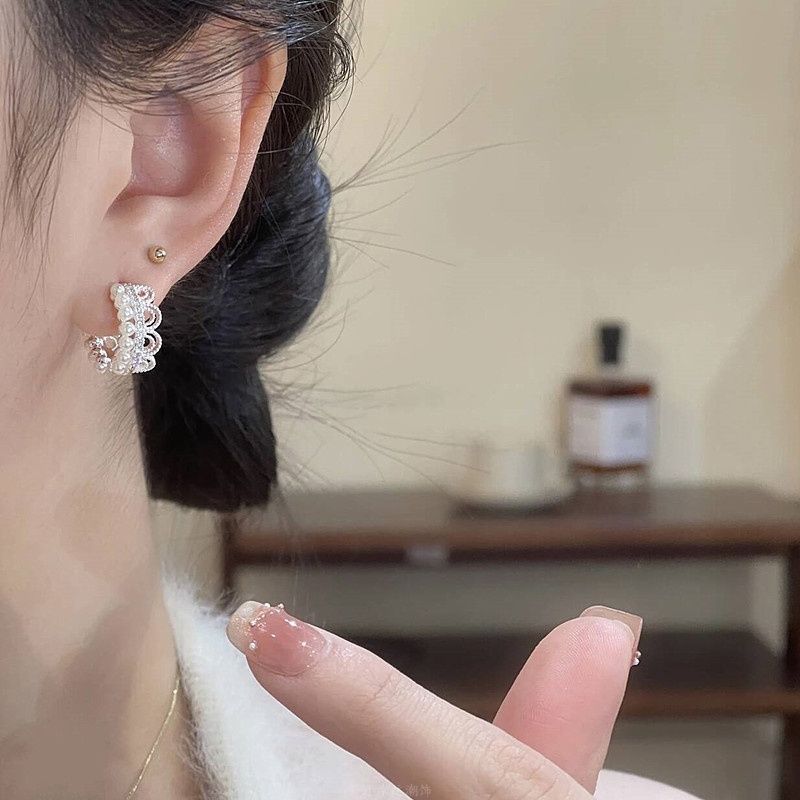 Pearl Crown Lace Ear Buckle Exquisite Small High-end Earrings Fashion Versatile Temperament Earrings That