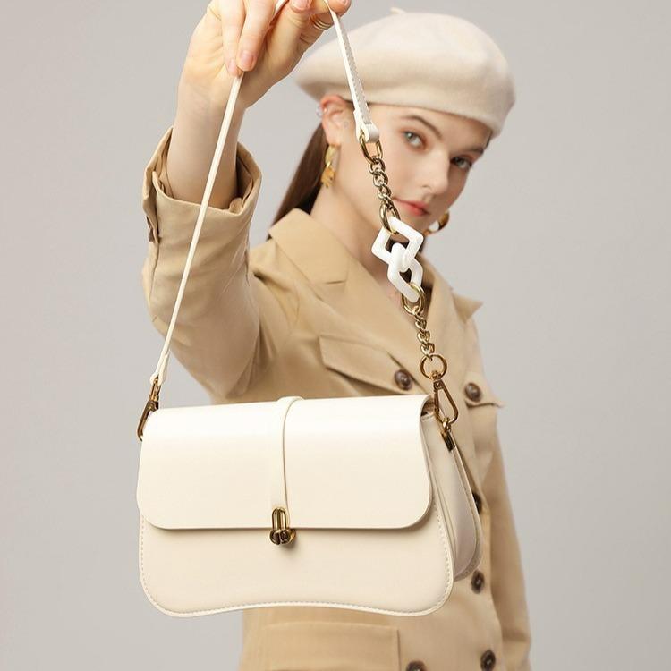 High-Quality Texture Baguette Bag New Fashion Light Luxury Chain Underarm Saddle Bag Versatile Single Shoulder Crossbody Bag for Women