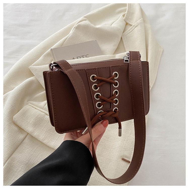 

Трендовые ремешки Лаковая кожа Детки Модный зарубежный стиль Темная локомотивная личность Подмышечная сумка на плечо темно-коричневого