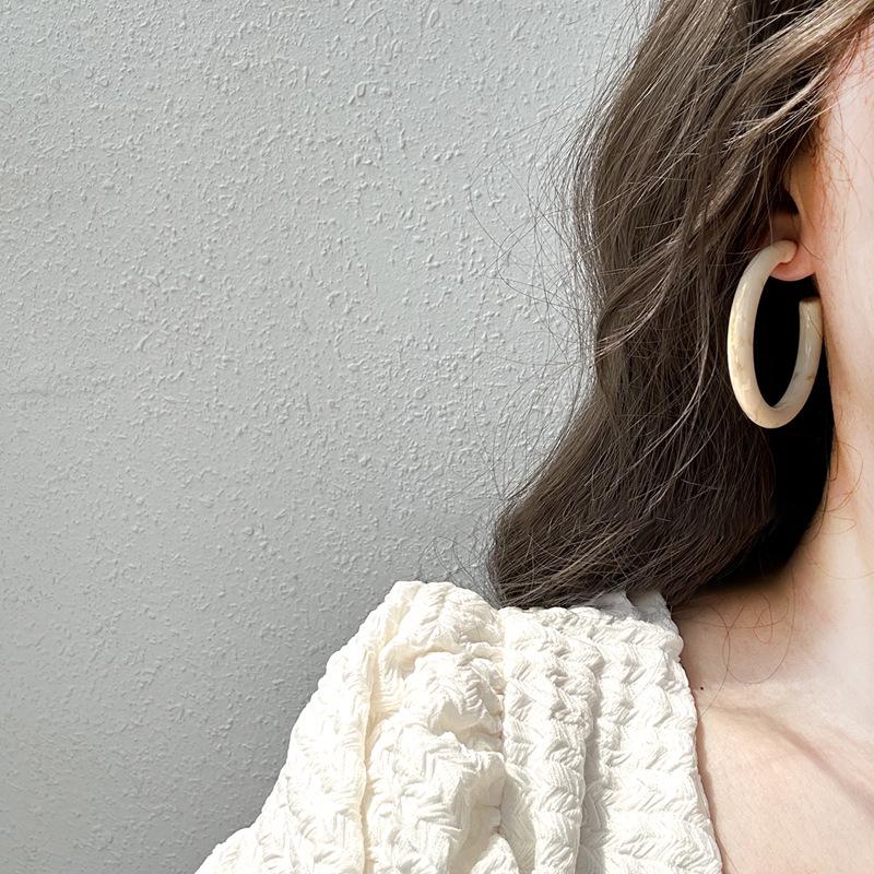 Elegante minimalistische C-förmige Ohrringe aus silbernem Harz: Vintage-inspirierte, vielseitige High-End-Stecker für Damen