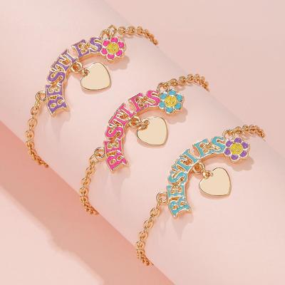 Verstellbares Armband-Set mit Cartoon-Buchstaben- und Herzanhänger für Kinder