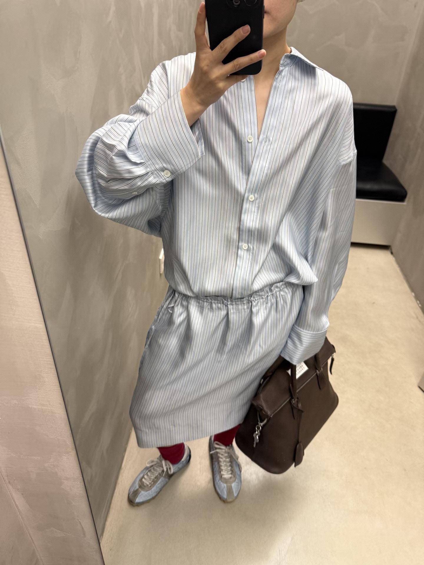 

Роскошный полосатый шелковый комплект: рубашка с длинным рукавом и юбка Medium небесно-голубой