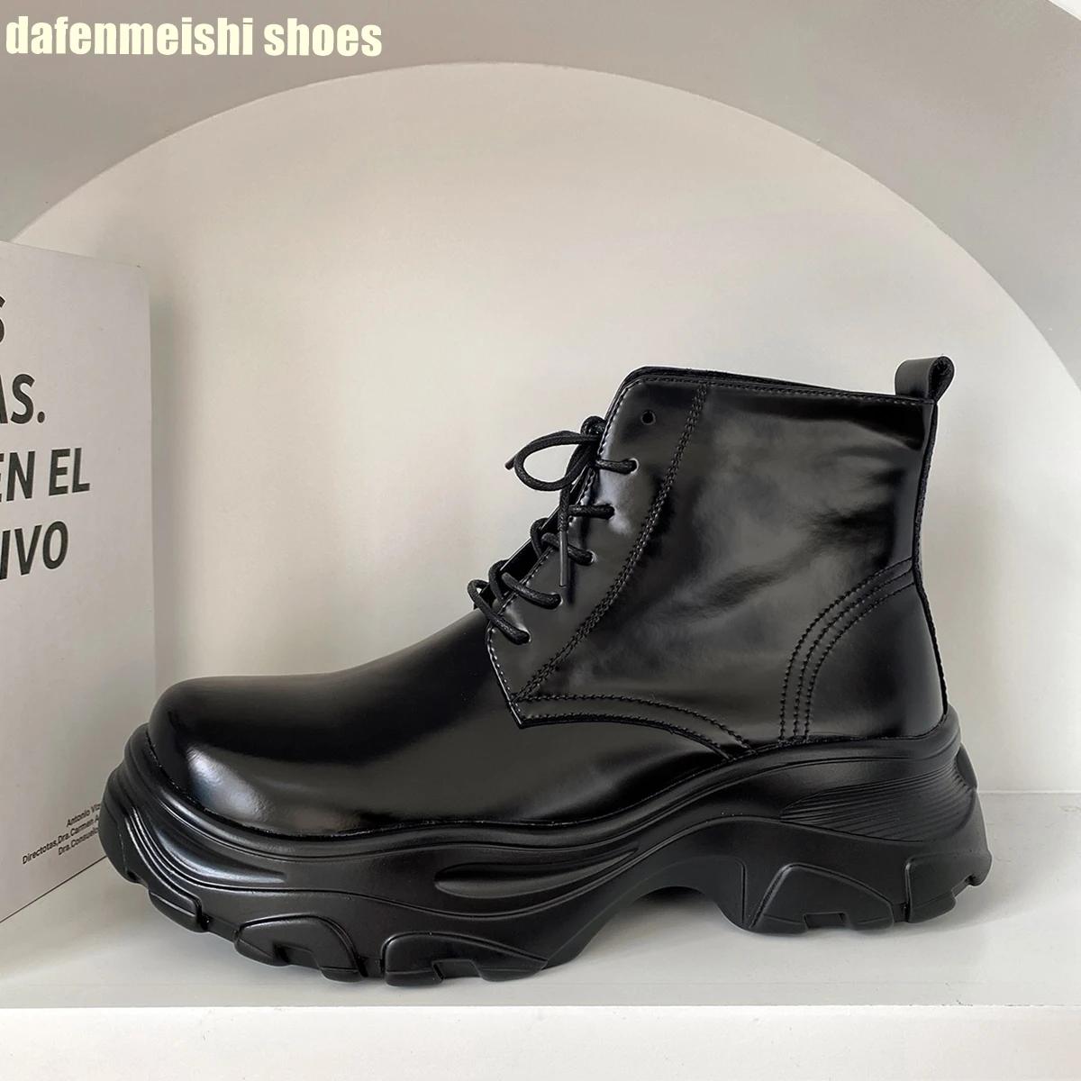 

Мужские мотоциклетные короткие ботинки на толстой подошве, ботильоны до щиколотки из темной блестящей кожи на платформе, на шнуровке, мужские ботинки 44