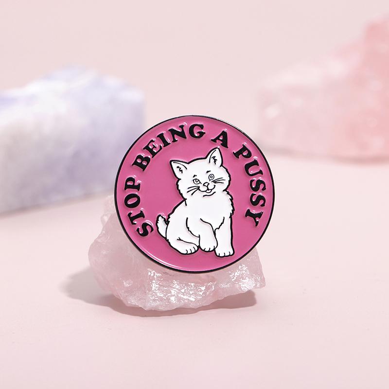 Cartoon Katze Emaille Anstecknadeln Custom STOP BEING A PUSSY Broschen Reversabzeichen Tier Schmuck Geschenk für Freunde