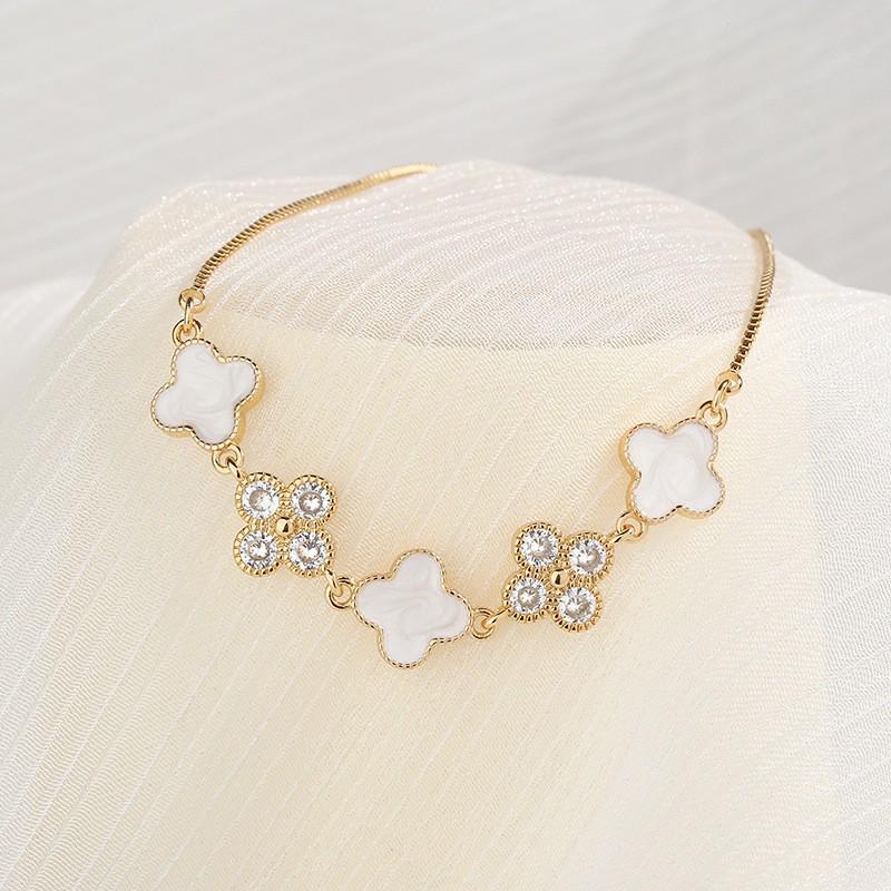 Koreaanse Stijl 4-delige Sieradenset: Bloemenarmband, Ring, Oorbellen met Stud & Klavertje Vier Ketting