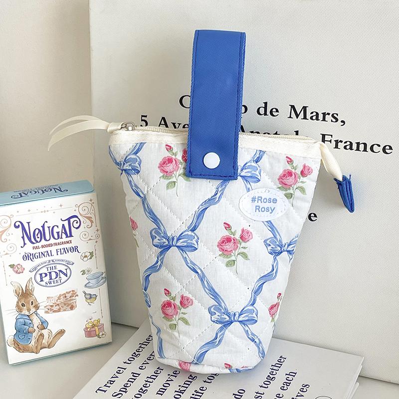 

Пенал-подставка в виде цветка с бантом, большой вместимости, держатель для ручек, портативный пенал, эстетичный держатель для карандашей, канцелярские принадлежности