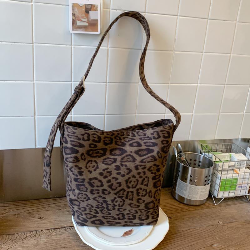 Large capacity tote bag women's 2025 new commuter women's bag high-end retro shoulder bag crossbody bucket bag