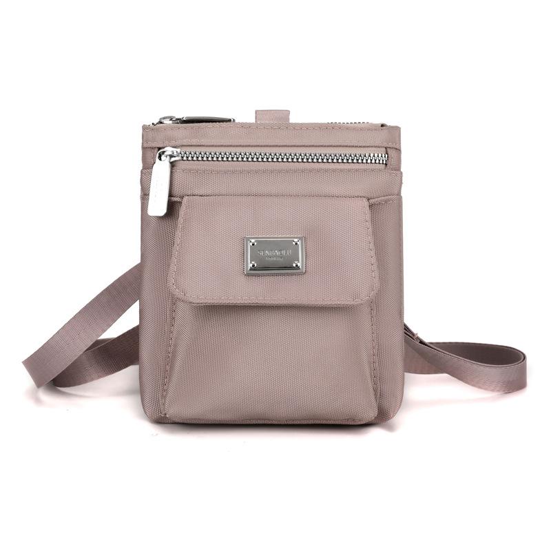 Bolso Cruzado Compacto de Nailon para Mujer – Diseño Ligero y Resistente al Agua con Placa Metálica con Logo y Múltiples Bolsillos, Ideal para el Uso Diario