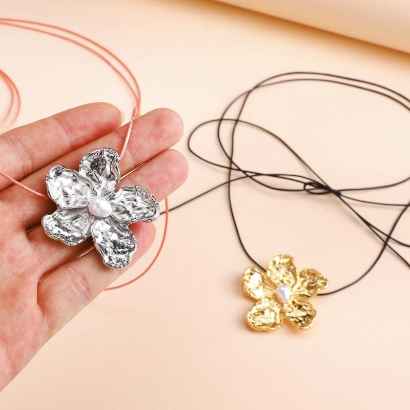Elegante Perlenblumen-Halskette für Damen Verstellbare Stabile Legierungskette Tragbar für Hochzeiten und Bankette Zubehör