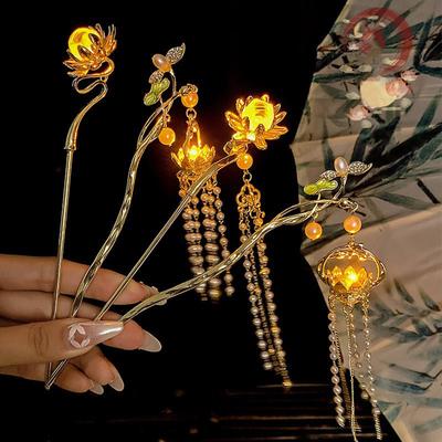 Svítící květinová sponka do vlasů pro ženy Kreativní lotos vyzařuje světlo Lampion střapec Vlasová tyčinka Vintage čínský styl Kovový vlasový doplněk